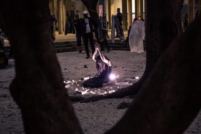 Okuyi Cortège d'un lait de chèvre - Performance dans le cadre de la Biennale de Dakar, 2016 - Commissaire : Nadine Bilong