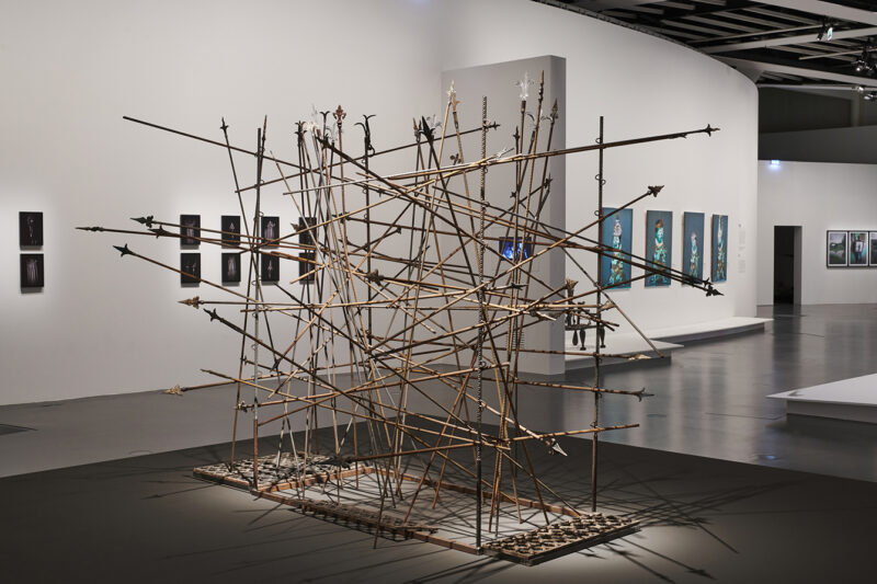 Vue de l’exposition : Ex Africa, Pr√©sences africaines dans l’art aujourd’hui. Du 9 f√©vrier au 27 juin 2021. Vue d’exposition Trophée, EX AFRICA, 2019, Musée du Quai Branly – Commissariat Philippe Dagen © Musée du Quai Branly-Jacques Chirac, photo Léo Delafontaine